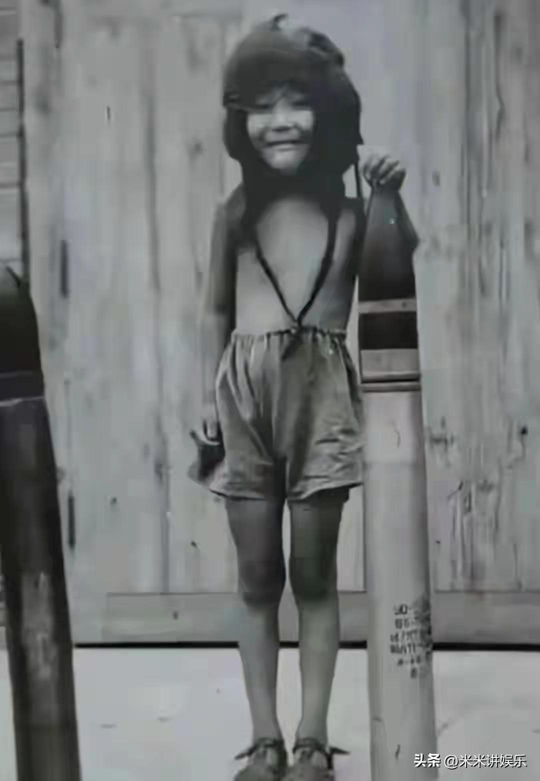 小萝卜头那张戴飞行帽的照片，看着就让人心疼。1946 年在重庆白公馆，特务把瘦骨