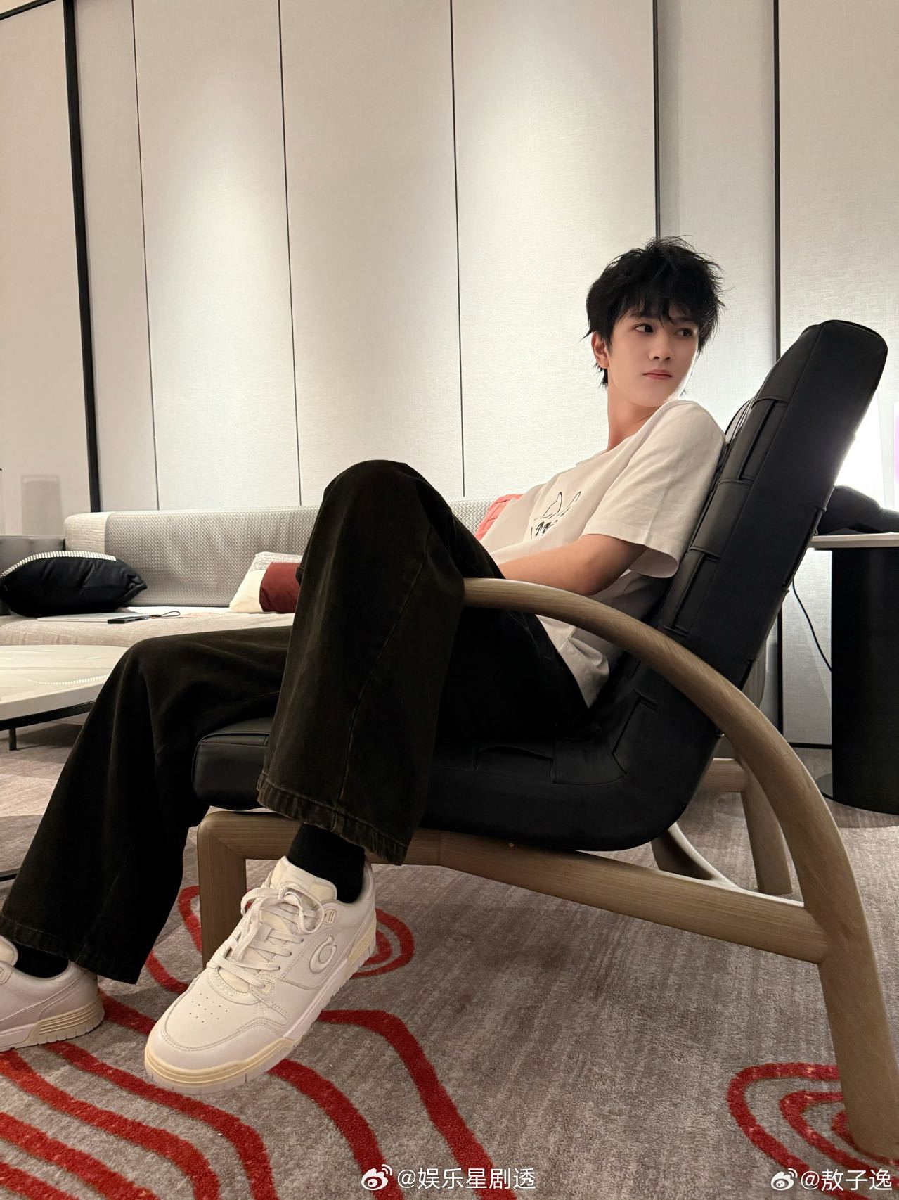 敖子逸和我追番姿势一模一样 敖子逸实在是太可爱了，追番的姿势简直和我一模一样，不