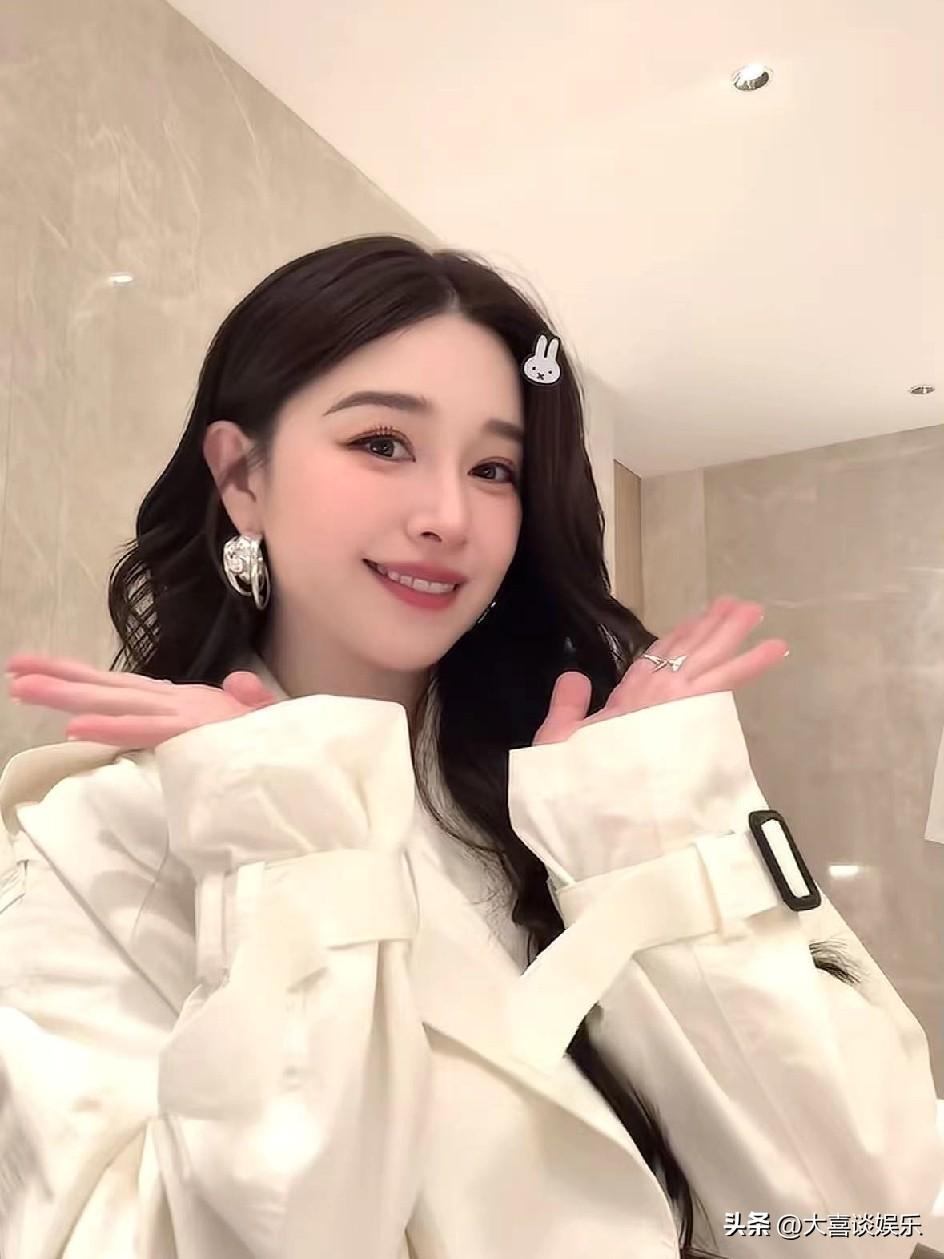 阚清子深夜晒美照，孩子传闻不攻自破。

产后迅速复出的阚清子瘦回孕前状态，全身心