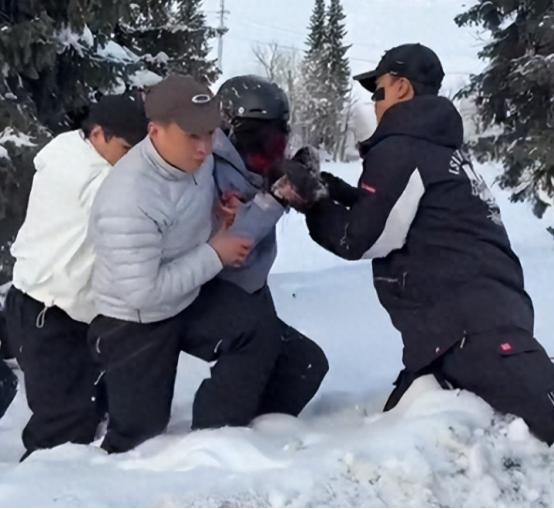 女子被雪豹咬伤！2026年1月24日上午，新疆，一滑雪女子被雪豹咬伤！知情人士爆