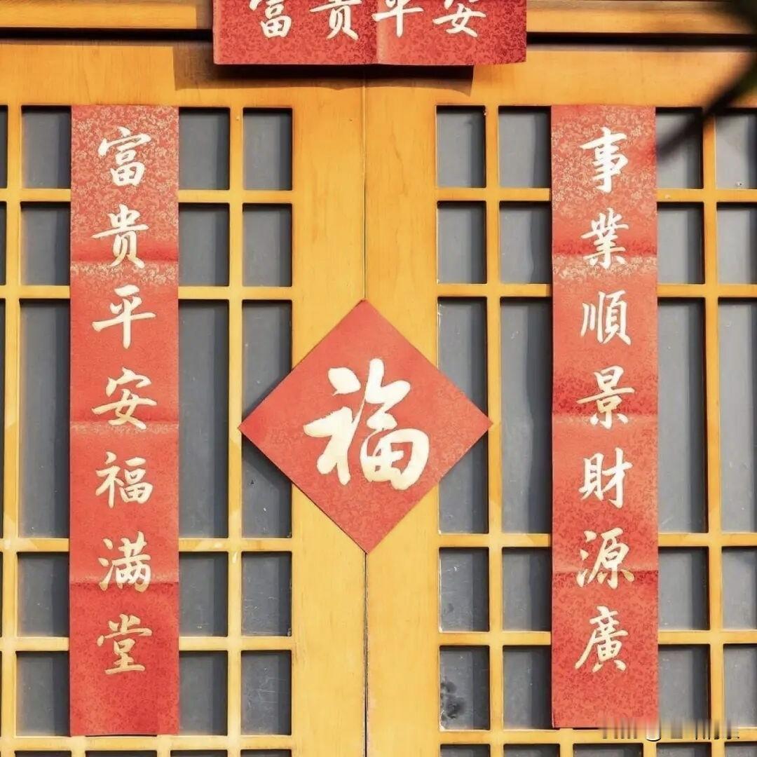 下联 ：雨润花开碧水清
下联：月照云开皓宇明
下联：雪霁梅红素裹娇
下联：日出霞
