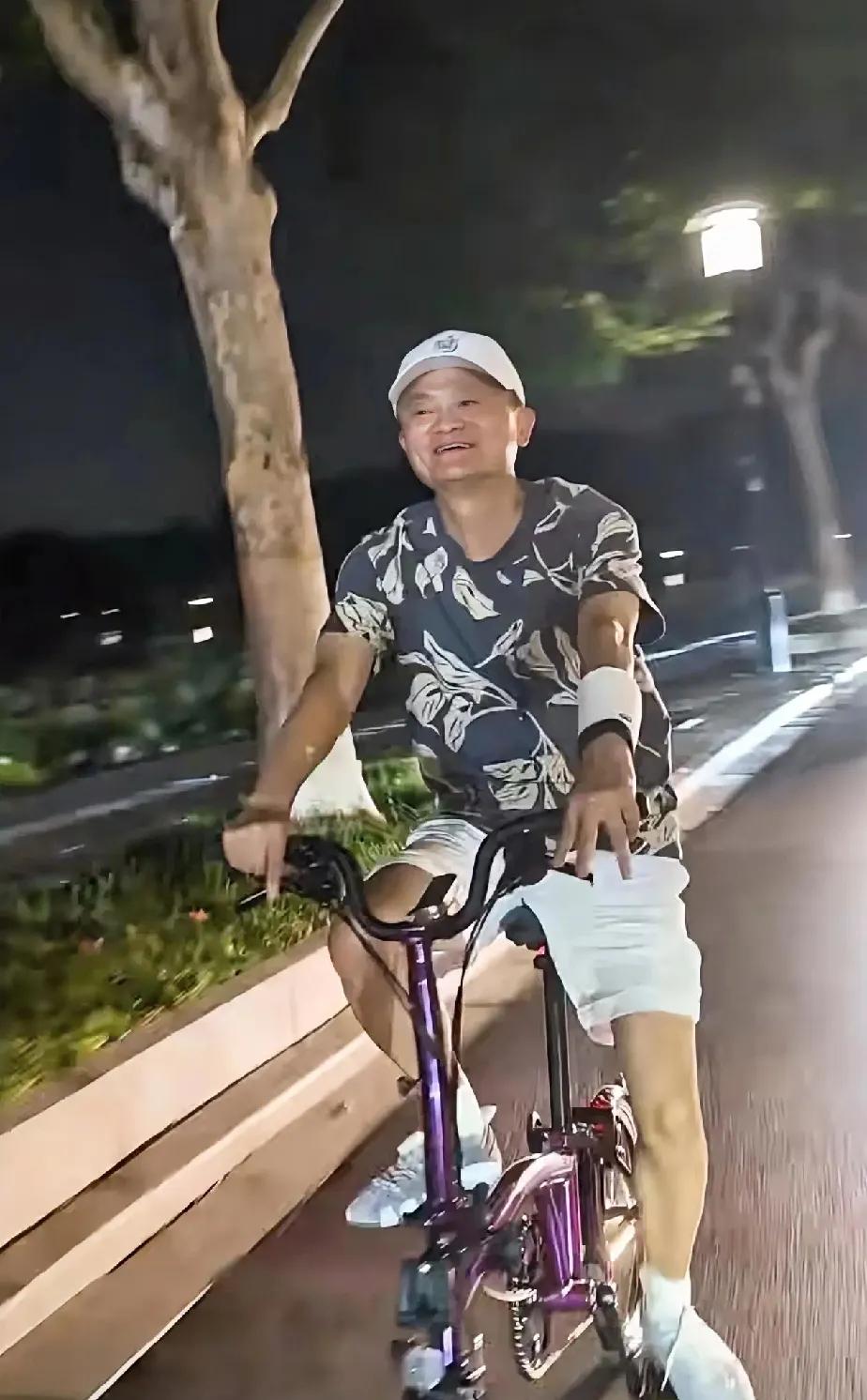 马云西湖边上夜骑被拍，
深扒了一下，
普通人就只买得起那个同款护腕，
其他的就算