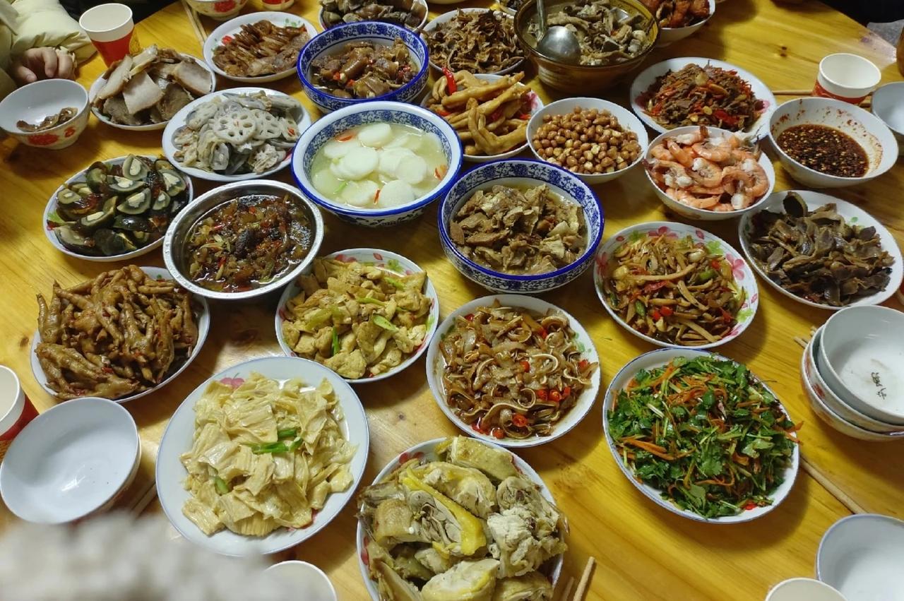 【春节到了，探讨什么是成功？甲：到了重用；乙：积累了财富；丙：赢得了名誉；丁：建