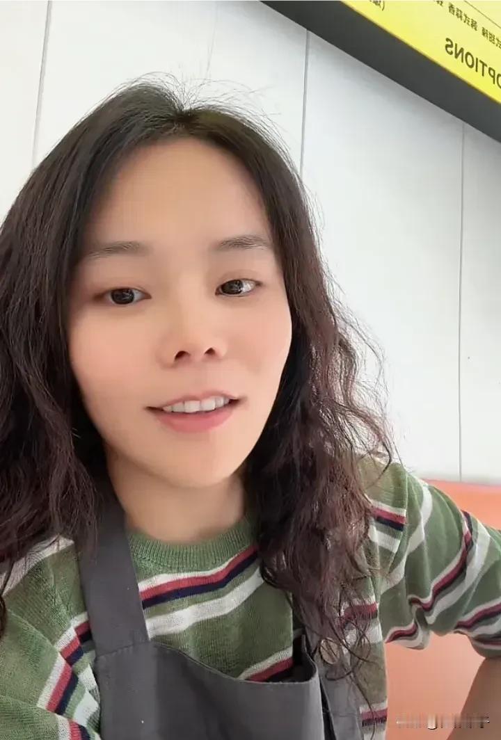 小熊忙的不亦乐乎！
上午在陶瓷店直播卖瓷器，
中午直奔炸鸡店卖炸鸡，
杜粉夸老杜