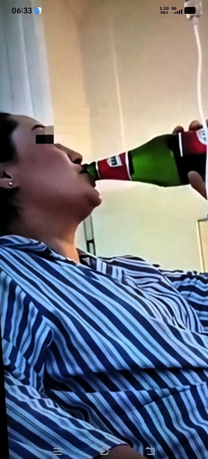 无语了，真不要命了，女子患肠癌晚期，化疗后趁医生不备，开起一瓶啤酒就喝，医生发现