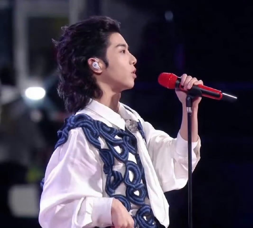 华晨宇开口瞬间点燃现场热情跟着歌手去怀化演唱会 华晨宇这声音绝了！一开口瞬间点燃