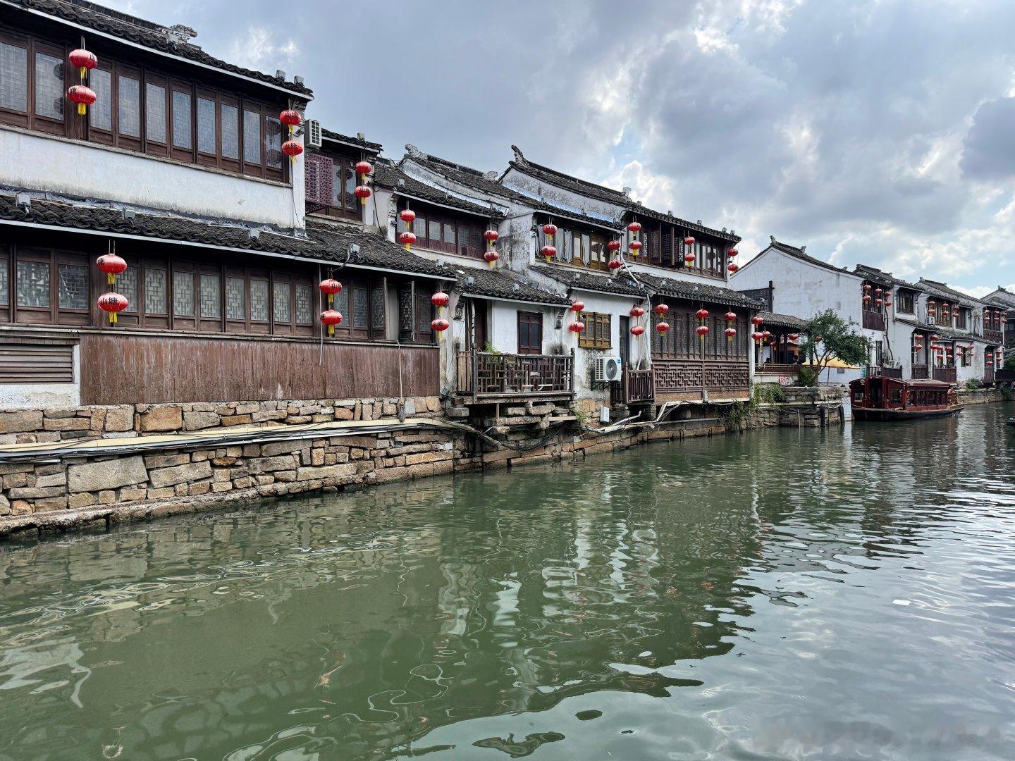 山塘街的这些沿河小商铺为啥不学乌镇做个沿河小阳台呀，沿河这边的窗户都封起来，这么