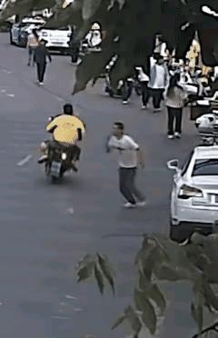 2025年，玉溪一男子捂着脖子向特警求救，不料对方的一个动作让他下跪感谢，网友点