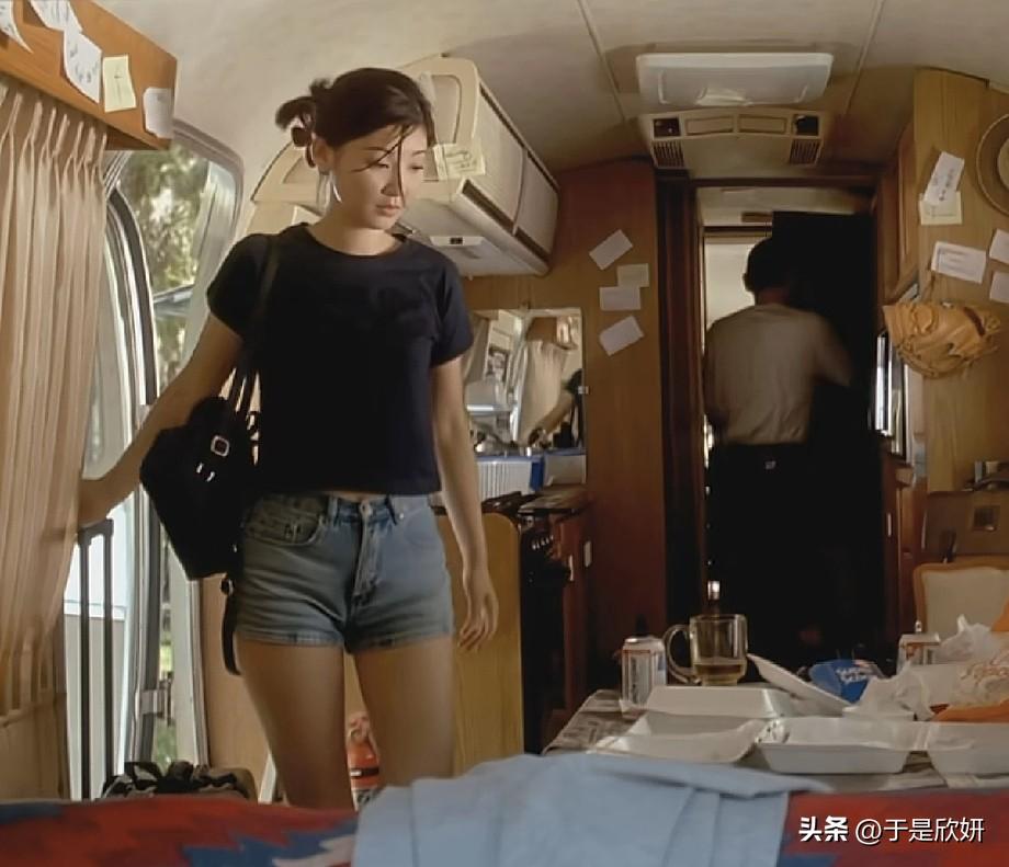 徐帆年轻时颜值炸了！房车戏生图曝光，网友：这才是纯天然美人
 
在这部老剧的房车