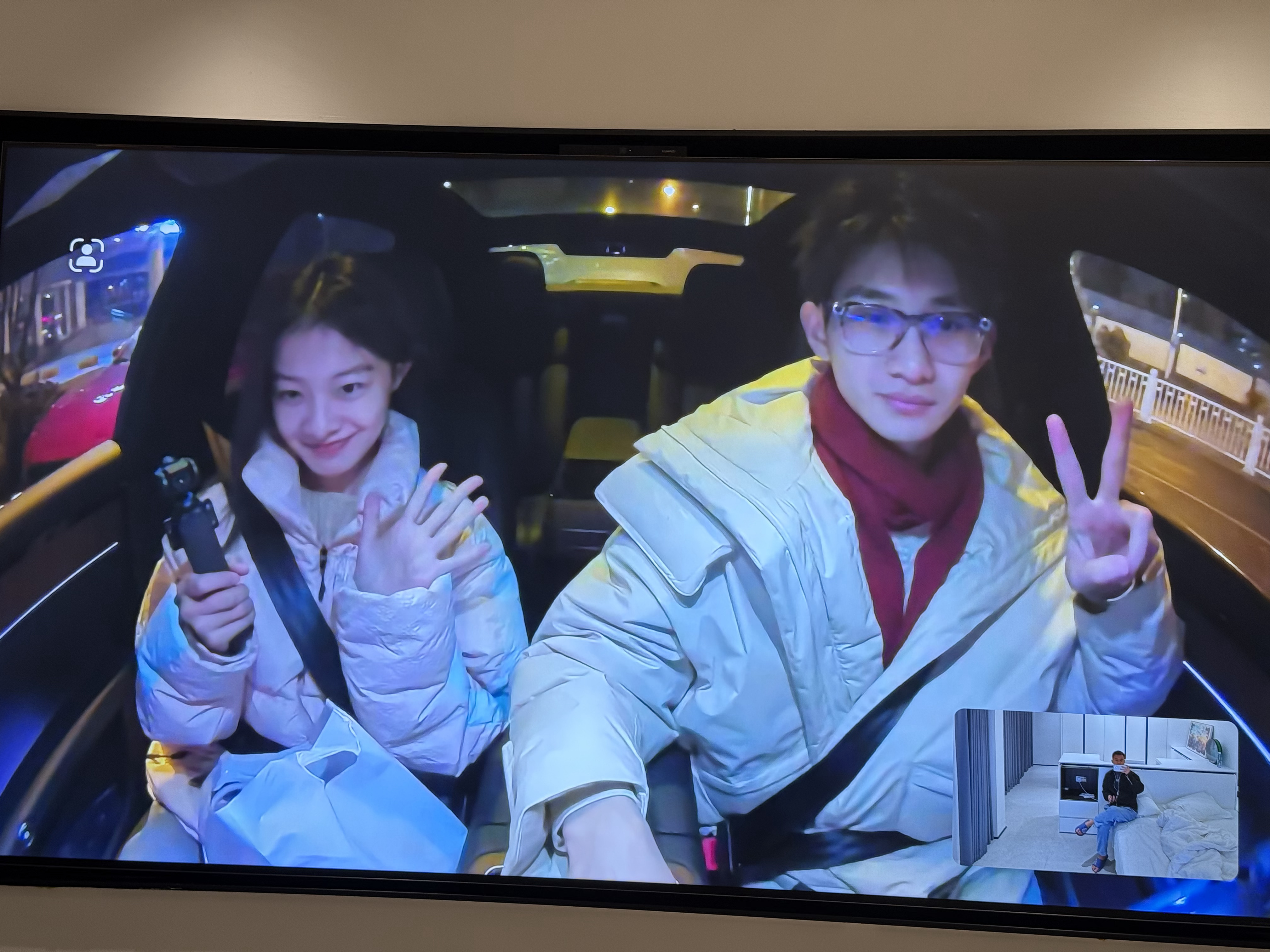 和实测，鸿蒙车机可以跟智慧屏打电话和撒狗粮。  