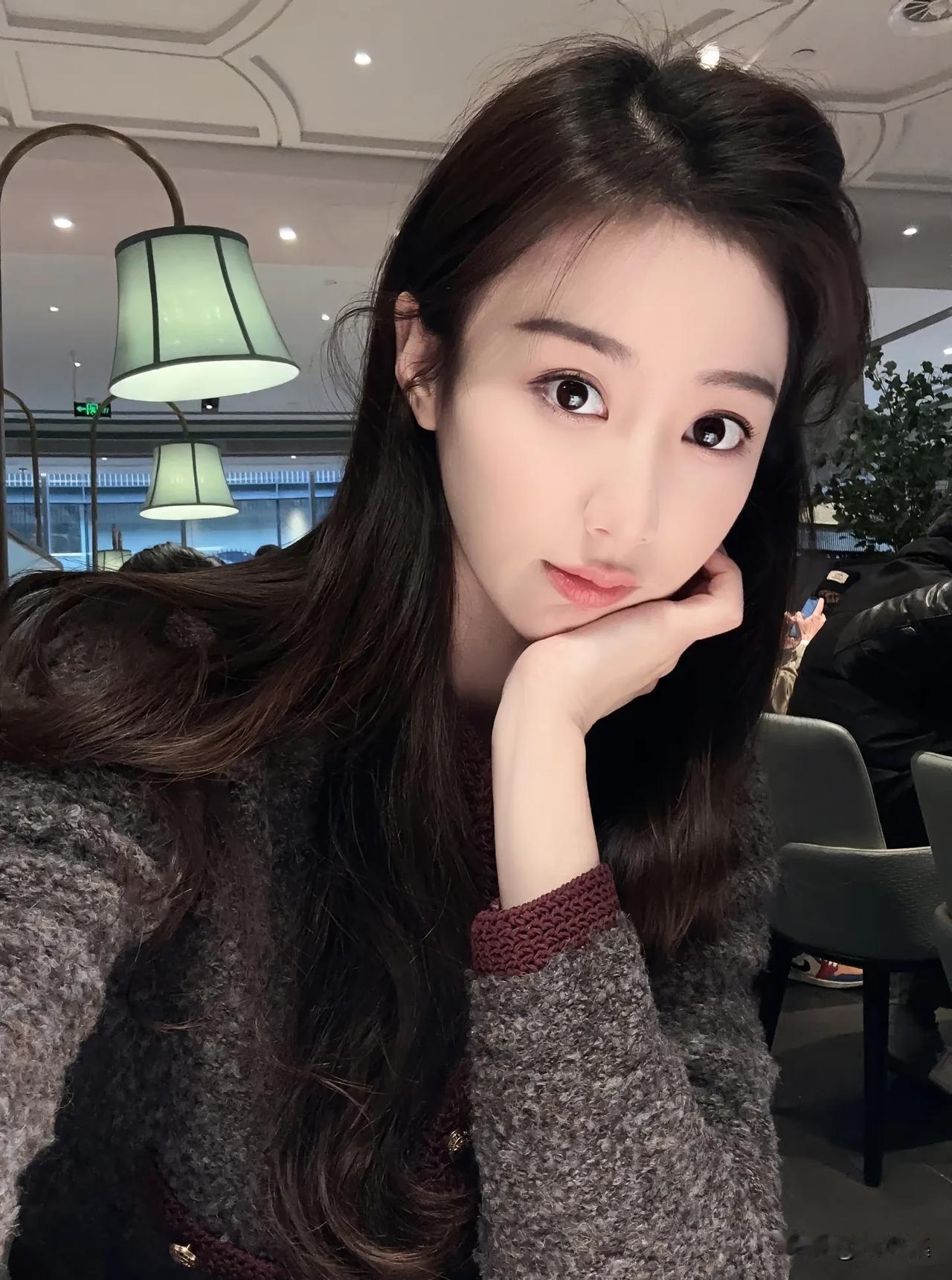 静坐思悠远，心随影动间。