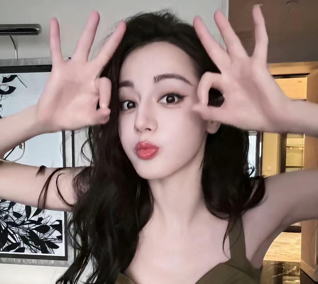 迪丽热巴超话迪丽热巴稍微有点抽象路虎卫士全驭代言人迪丽热巴 dlrb 热巴开卫士