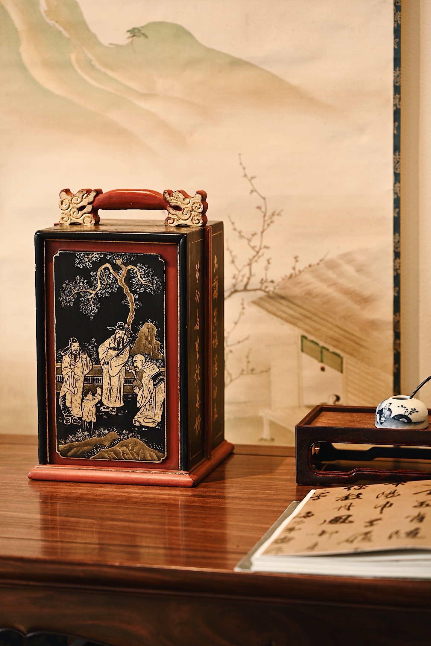 老物件 | 福禄寿 提箱此件提箱为清末民国之物，以杉木为胎，提梁两端鎏金螭龙纹昂