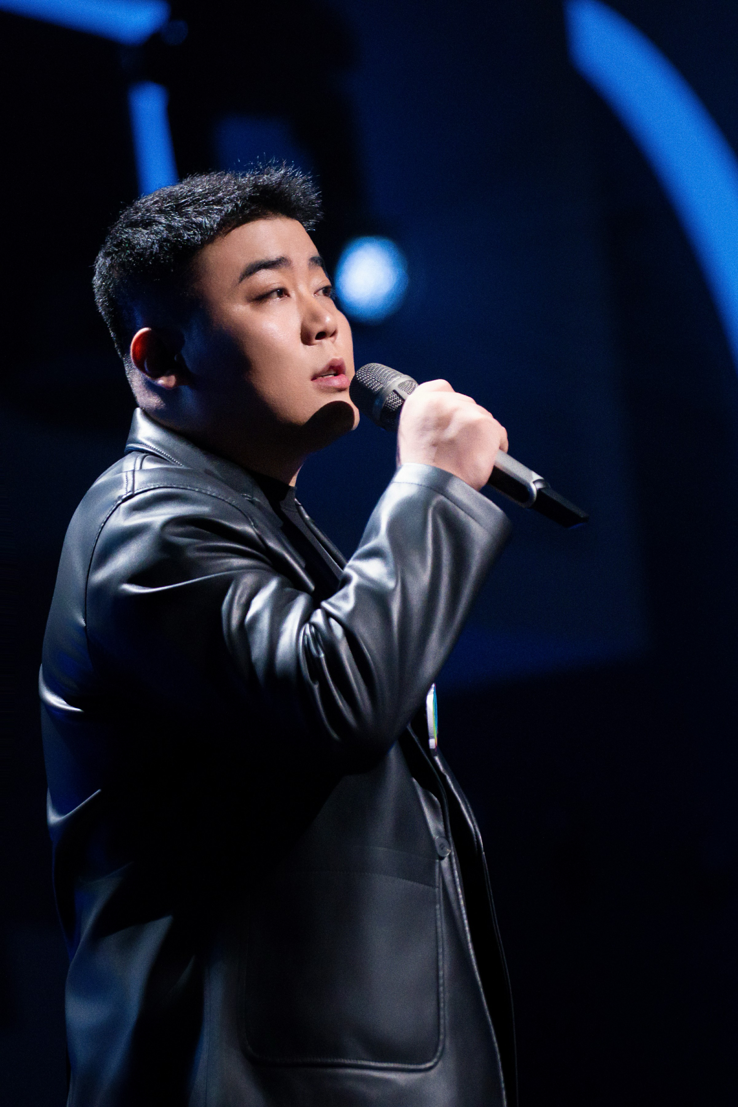 单曲循环《魔力歌先生》付豪舞台，被这股舔系深情狠狠拿捏。没有撕心裂肺，只有低沉烟