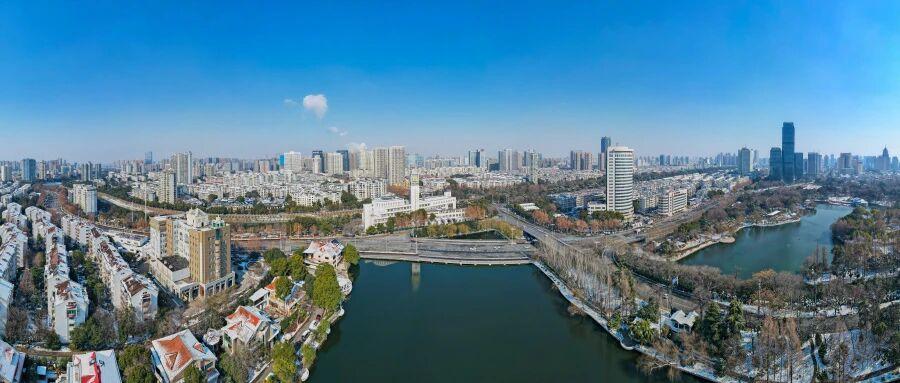 “敢赌”的合肥，为何人口遇冷
指的是这座城市以政府风投闻名，敢于大手笔押注京东方