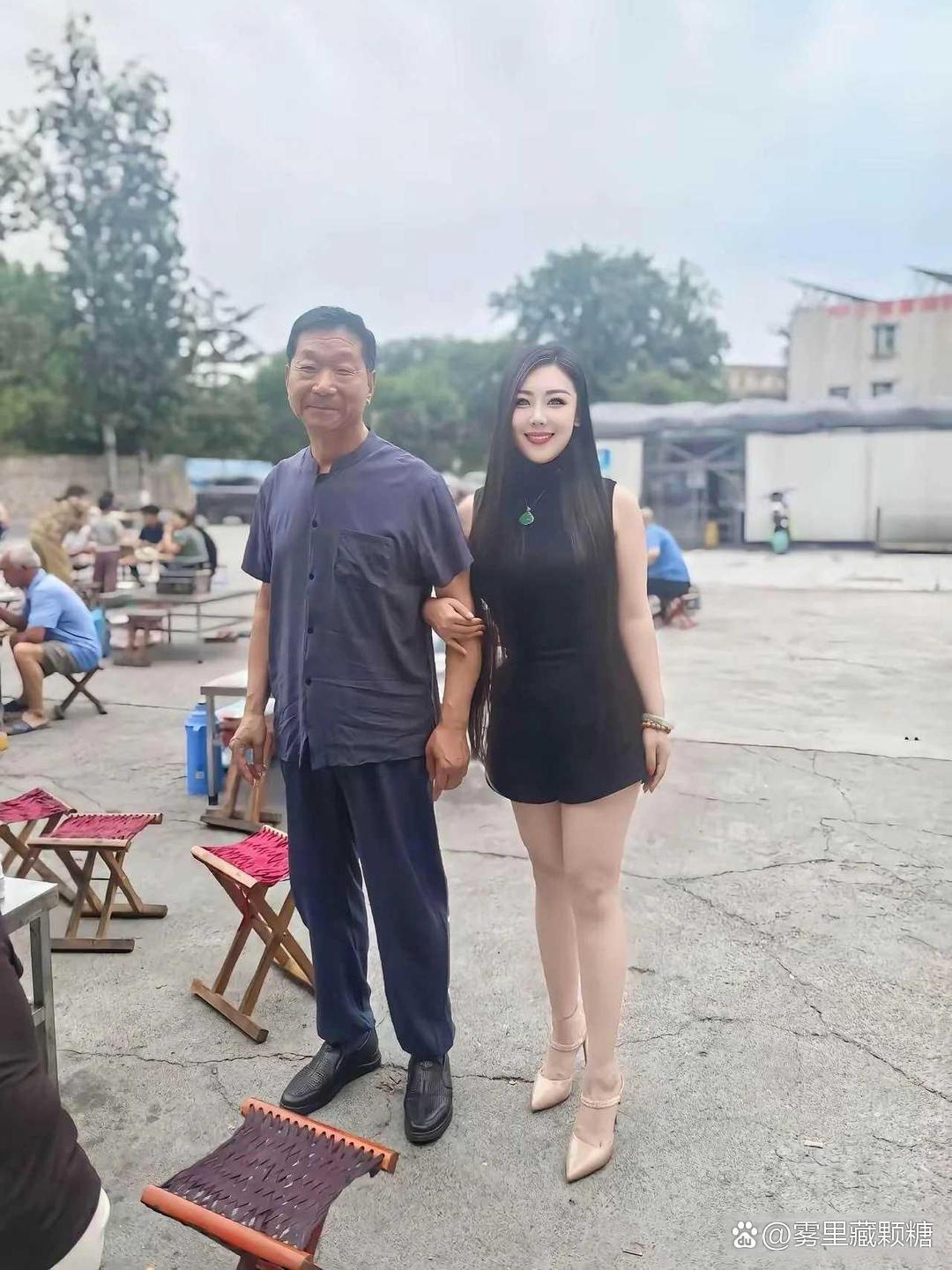 说她爸爸长得像张国立，像吗？