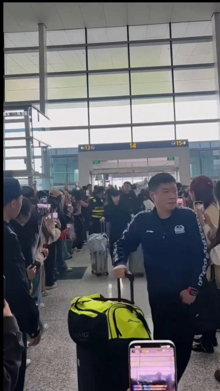 师徒俩太可爱了。
不要推他，加油。