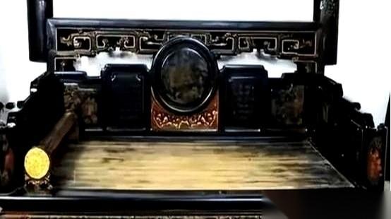 马未都，玩了一辈子古董的大拿，一脚踏进张涵予家，看见那张床，当场倒吸一口凉气。