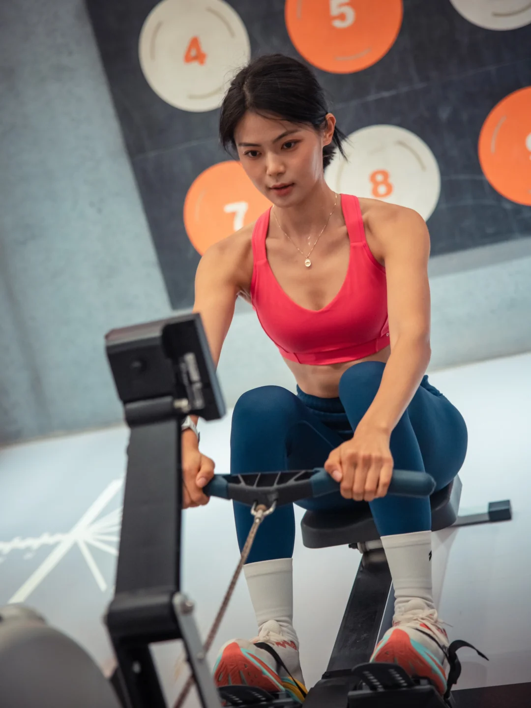 那些不苟言笑的瞬间，是在专注、暴汗的进步