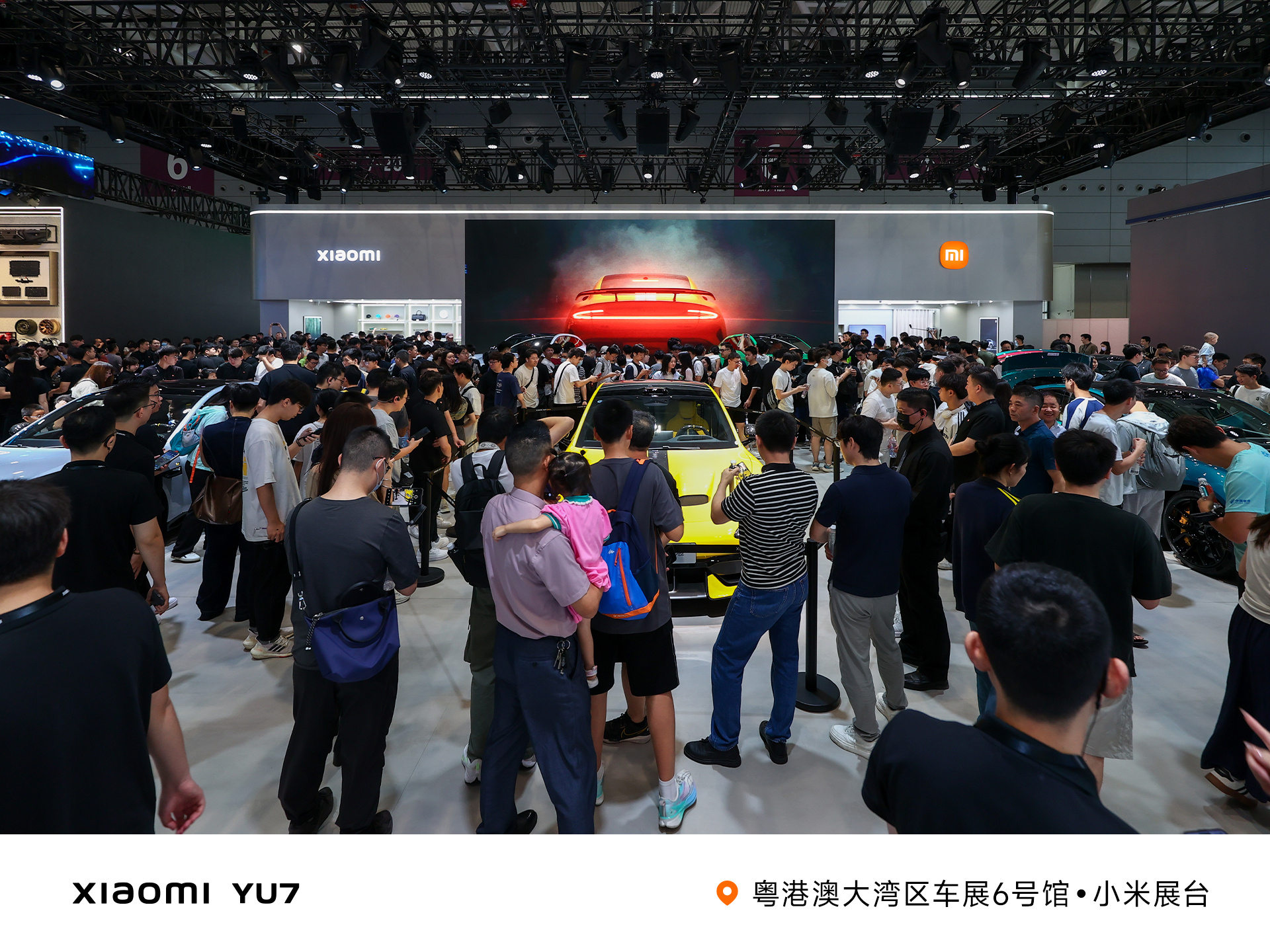 小米展台人山人海，可见流量之大，顶峰时上展台的队都排外面去了...然而YU7“闭