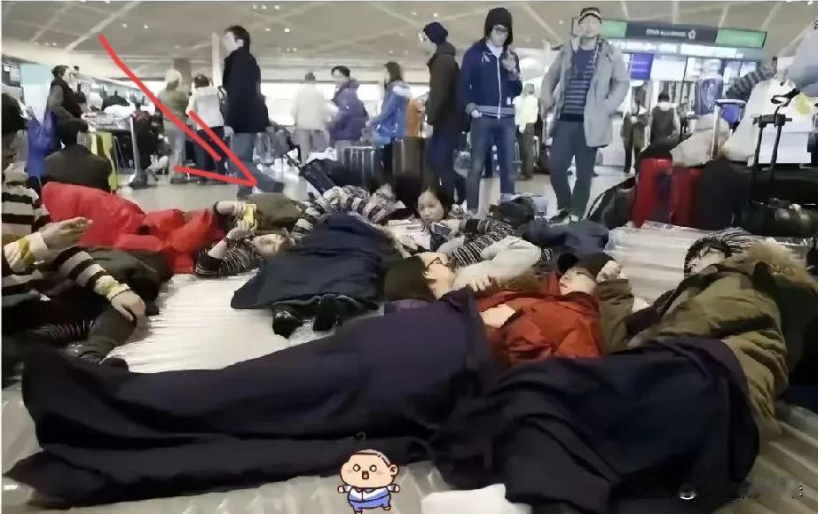 日本机场那一幕，
看着真挺狼狈的。

过道里躺了一地咱们同胞，有人在那啃咸菜泡面