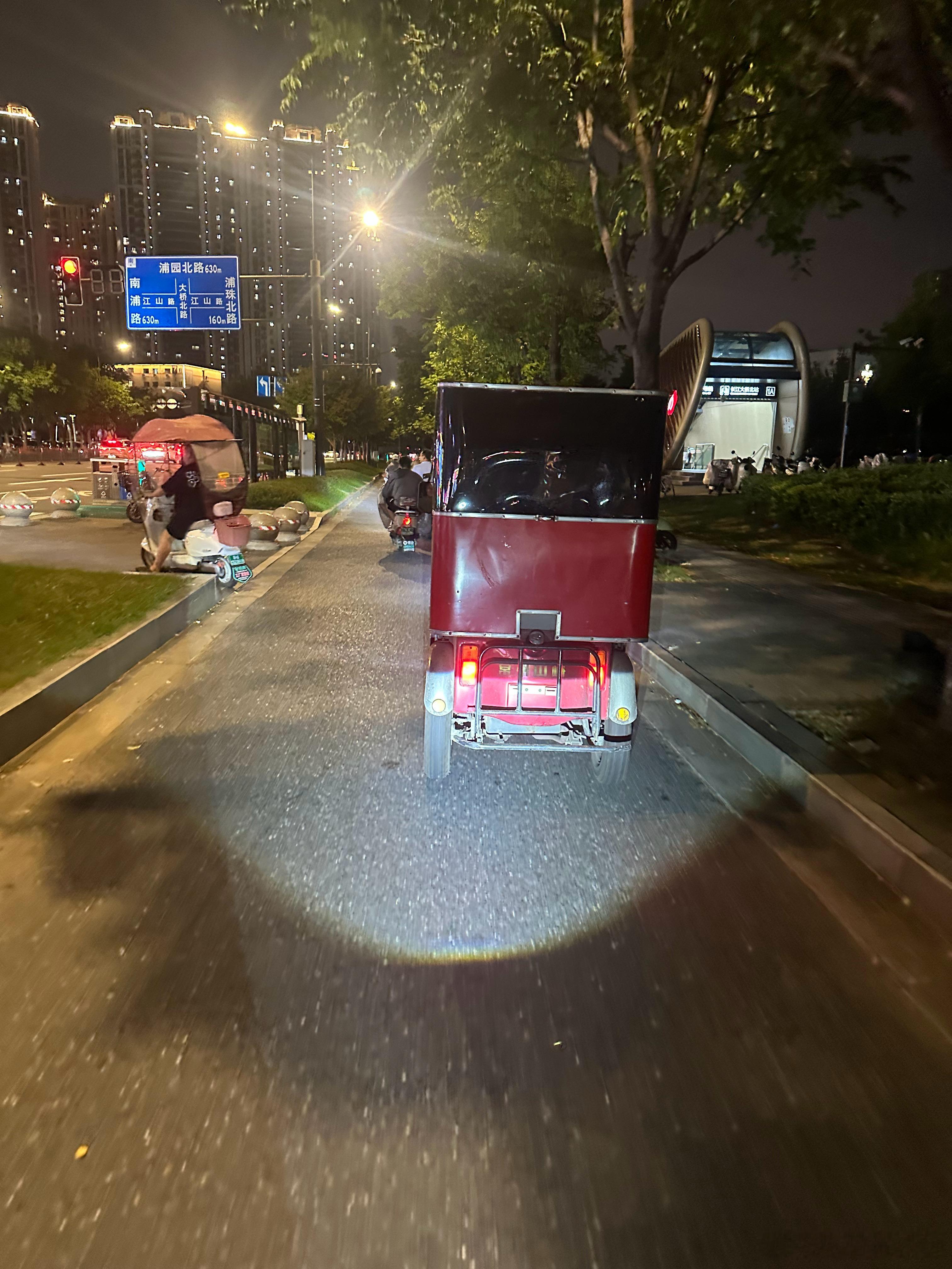 强烈建议南京警方，把这车从厂家源头给禁了，长江大桥上面从上桥开始慢车道堵的严严实