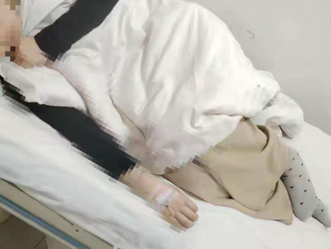 河南当街被打女孩母亲发声警方鉴定轻伤2级应该是很中肯的。看视频，这夫妻俩拿拖鞋打