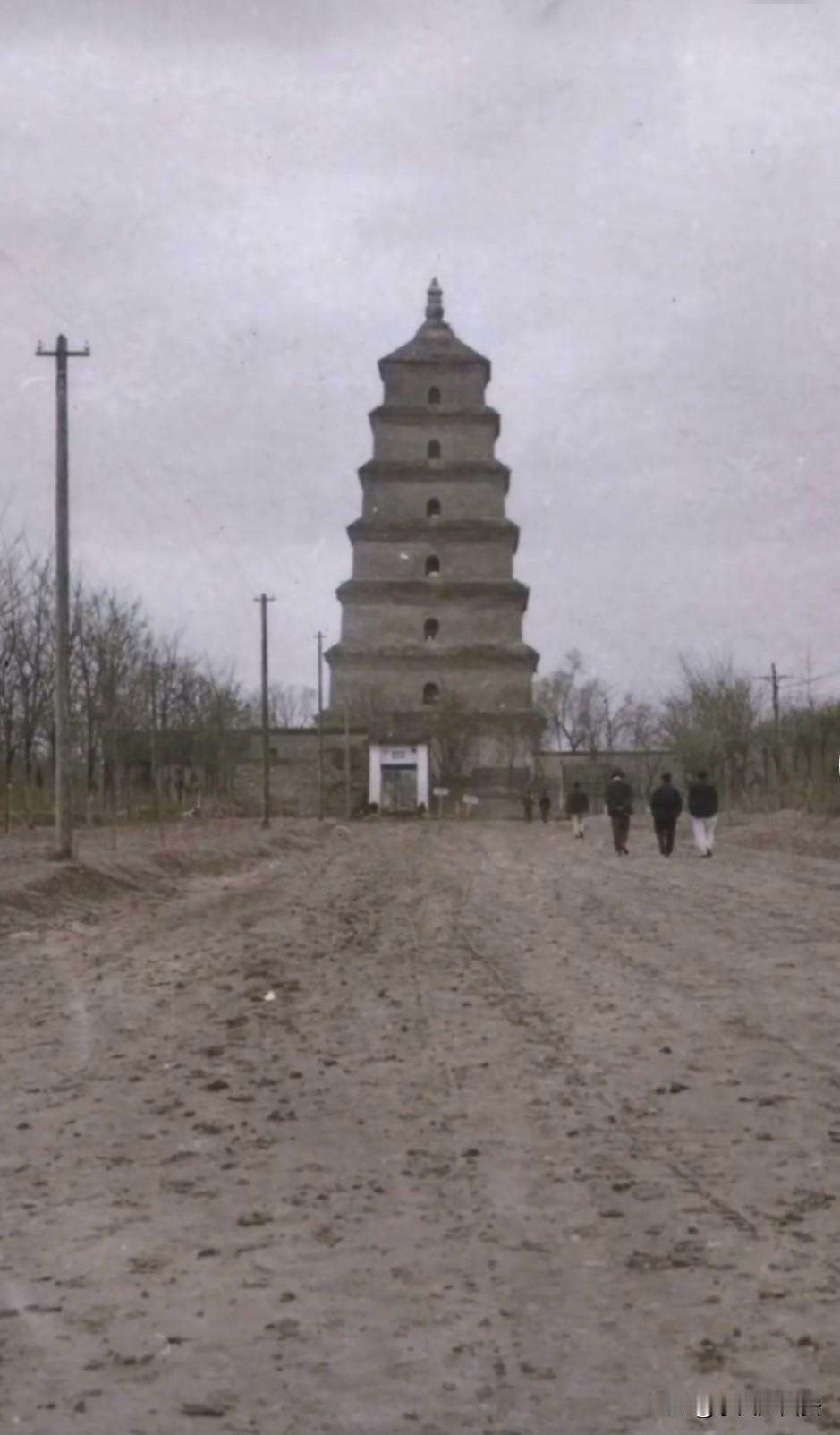 你敢相信上世纪60年代的大雁塔

是这样的

上世纪七十年代的大雁塔周围一片
