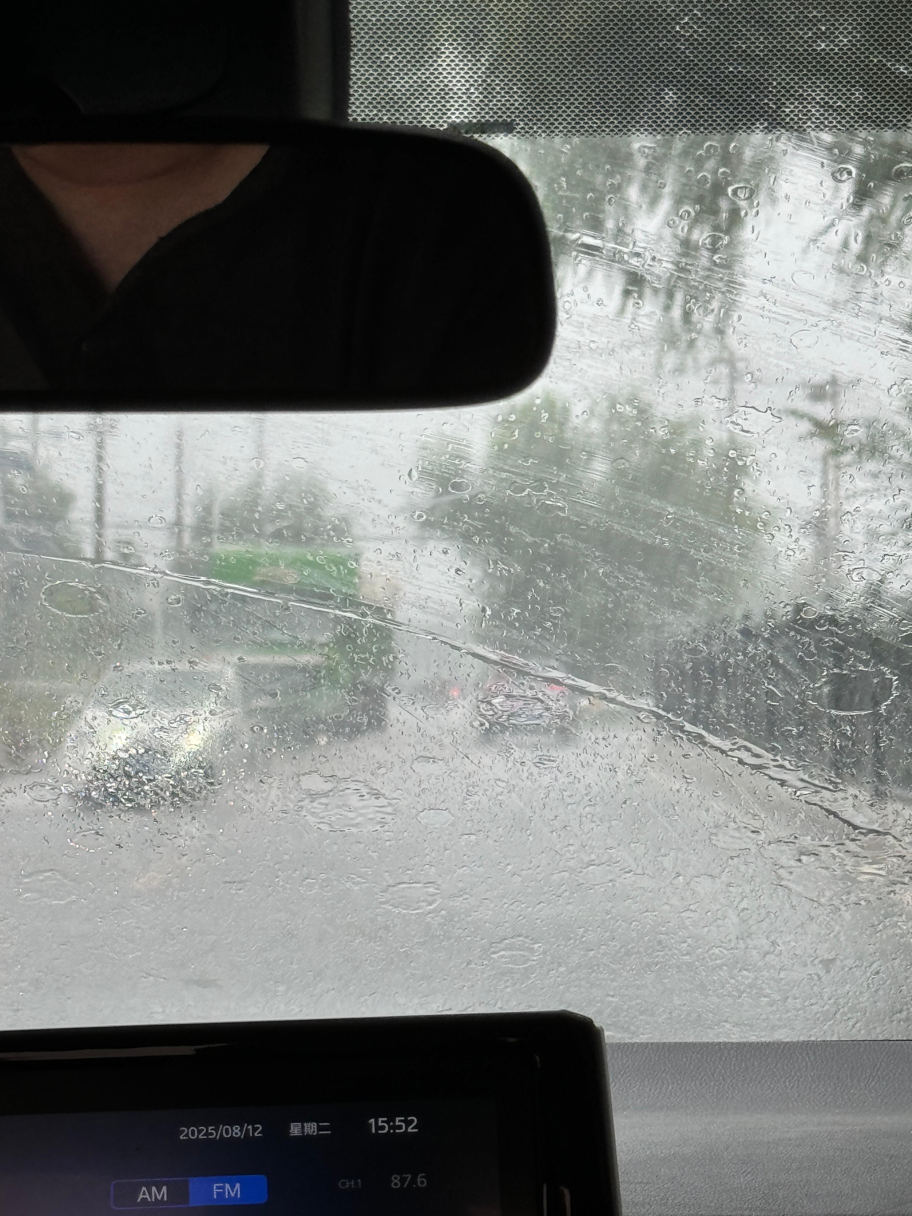 北京暴雨 本来打算从立水桥骑回顺义，结果突然的大雨不到五分钟下到地面淌水的程度，
