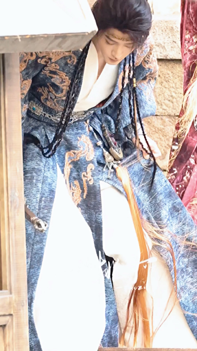 邓为这就是小说中的西域王子吧邓为抹额异域风造型路透 邓为这就是小说中的西域王子吧