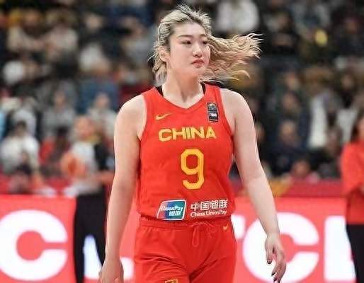 李梦凭什么进12人名单？中国女篮从来不是论资排辈，更不是看热搜