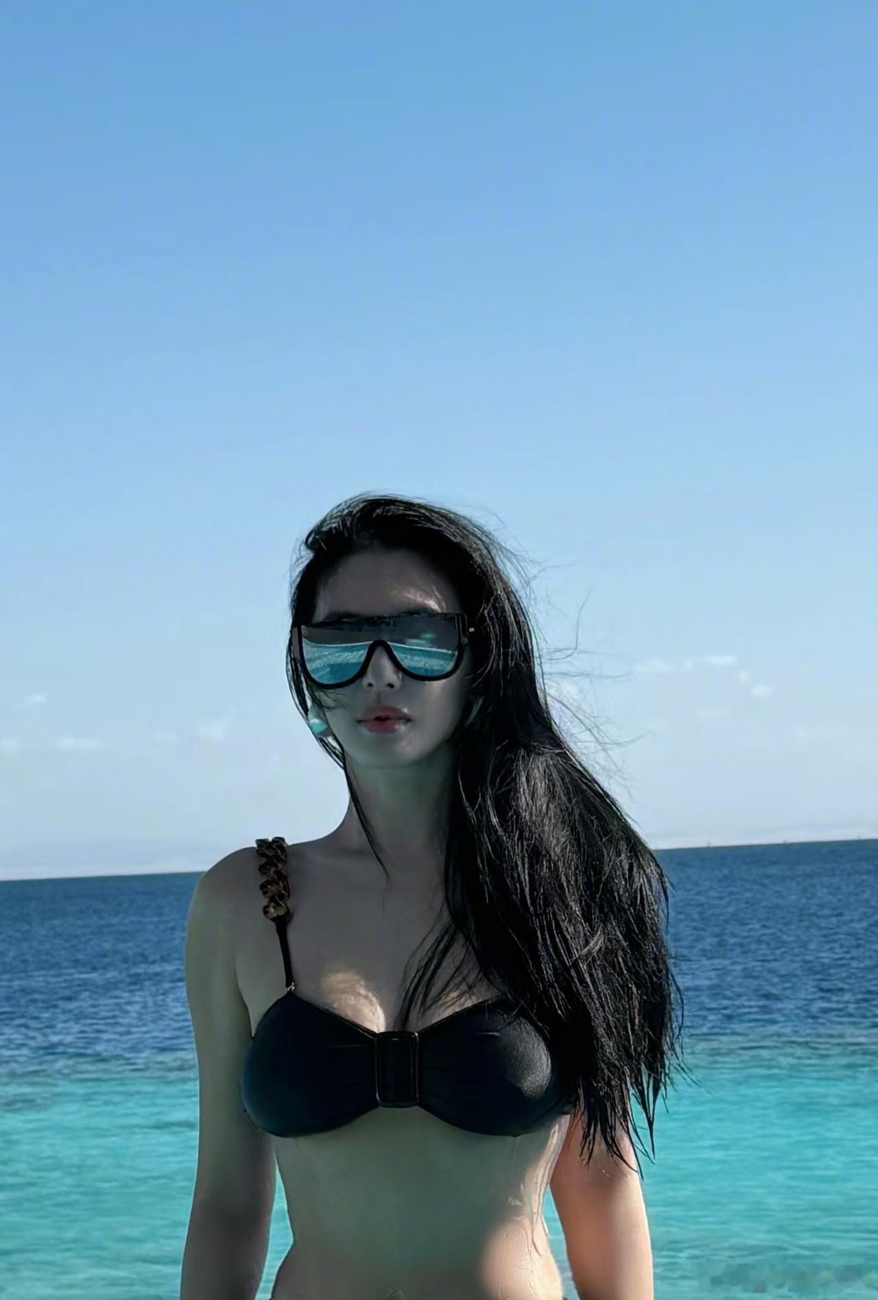 张雨绮泳装身材太辣了  张雨绮泳装身材太辣了，真的是看到这一次的泳装照片的时候整