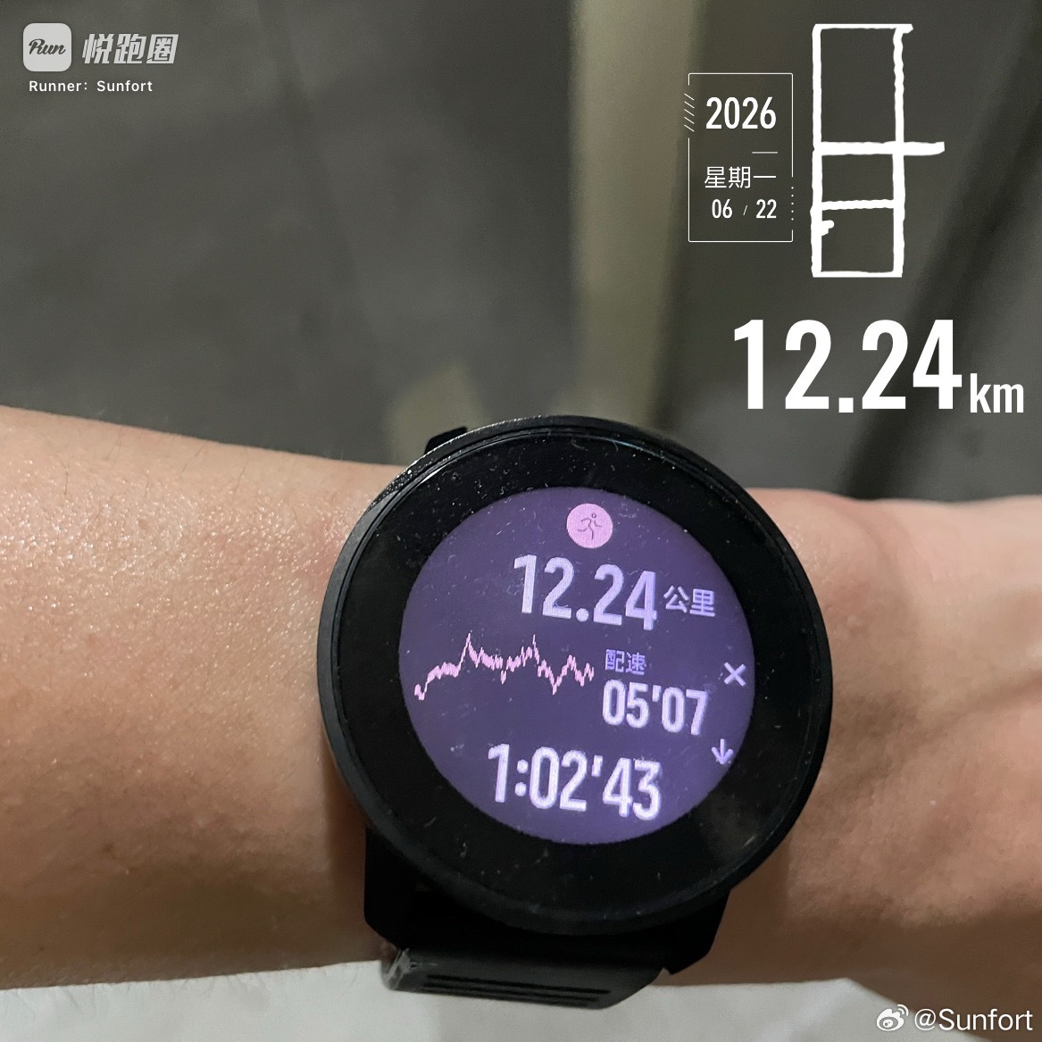 跑步 跑步一小时。04:04开跑，27°C，体感29°C，相对湿度91％，还没开