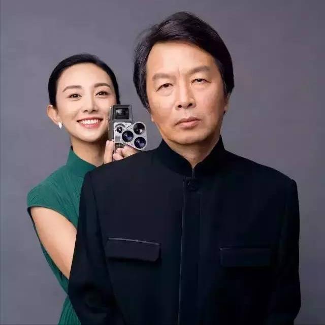 作家，刘震云，小说获得了茅盾文学奖，同年，莫言也获得了茅盾文学奖，接着，莫言获得