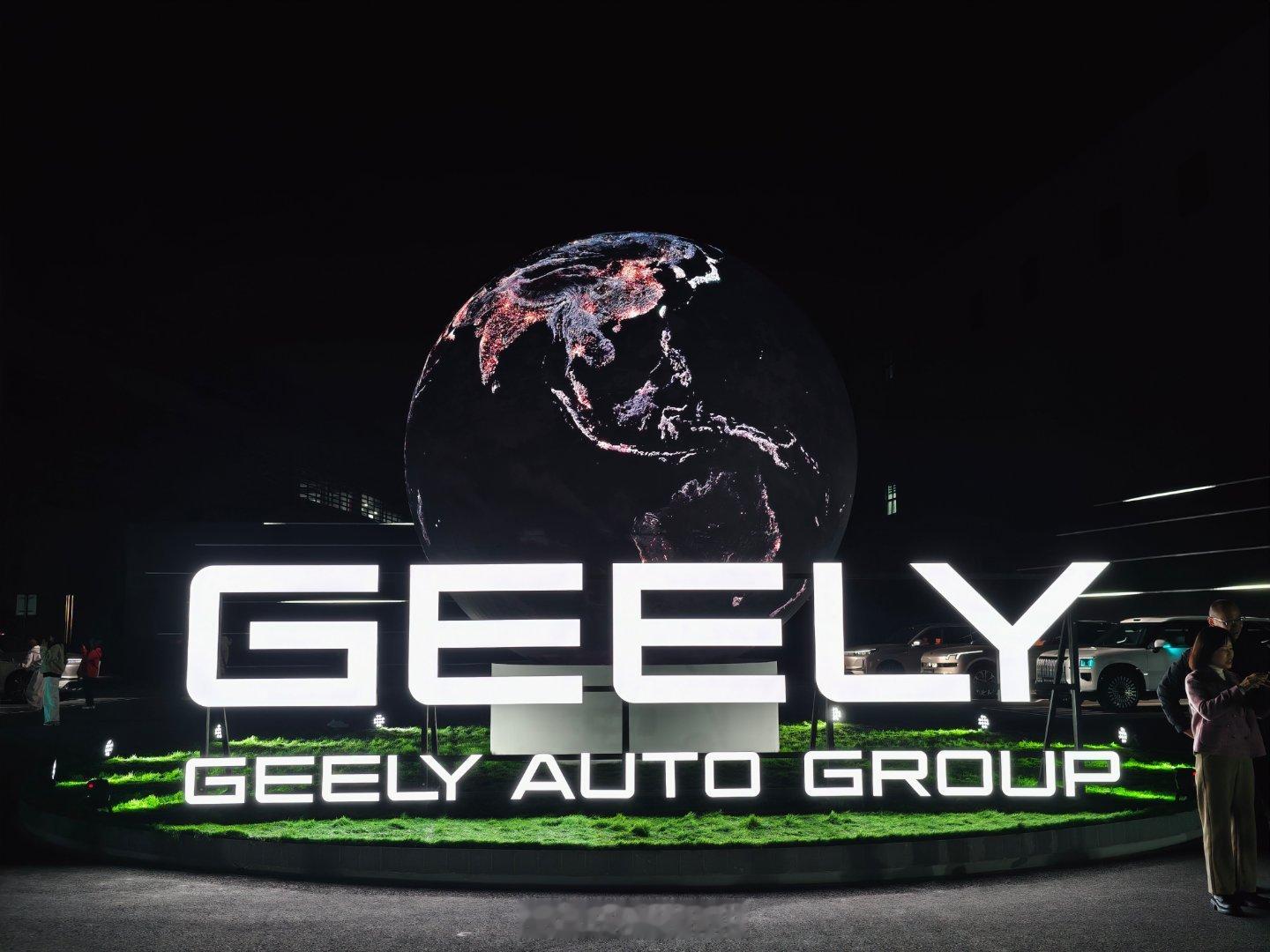 当其他厂商还停留在安全就是碰撞这个简单层面的时候，吉利早已经进入下一个赛道。12