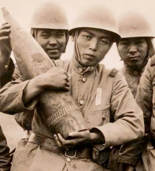 1937年，某一日深夜，一名日军翻进老农家，偷偷将一摞钱塞进窗户，低声道：“千万