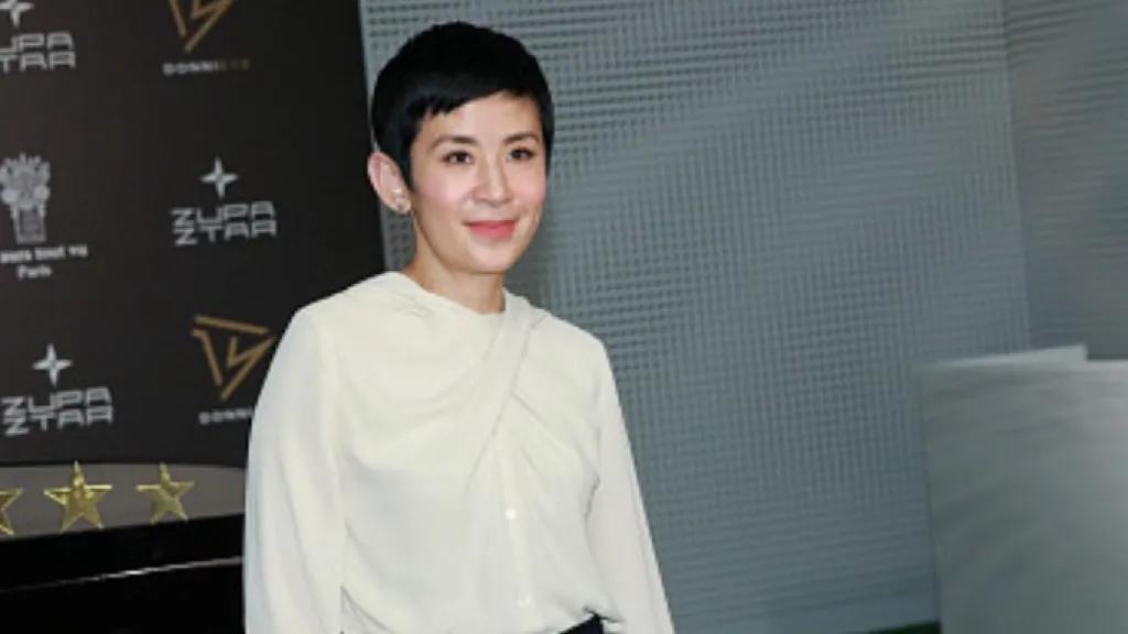 喜剧天后吴君如遭遇人生重大打击，其父近日悄然离世，令人扼腕叹息。作为娱乐圈的开心