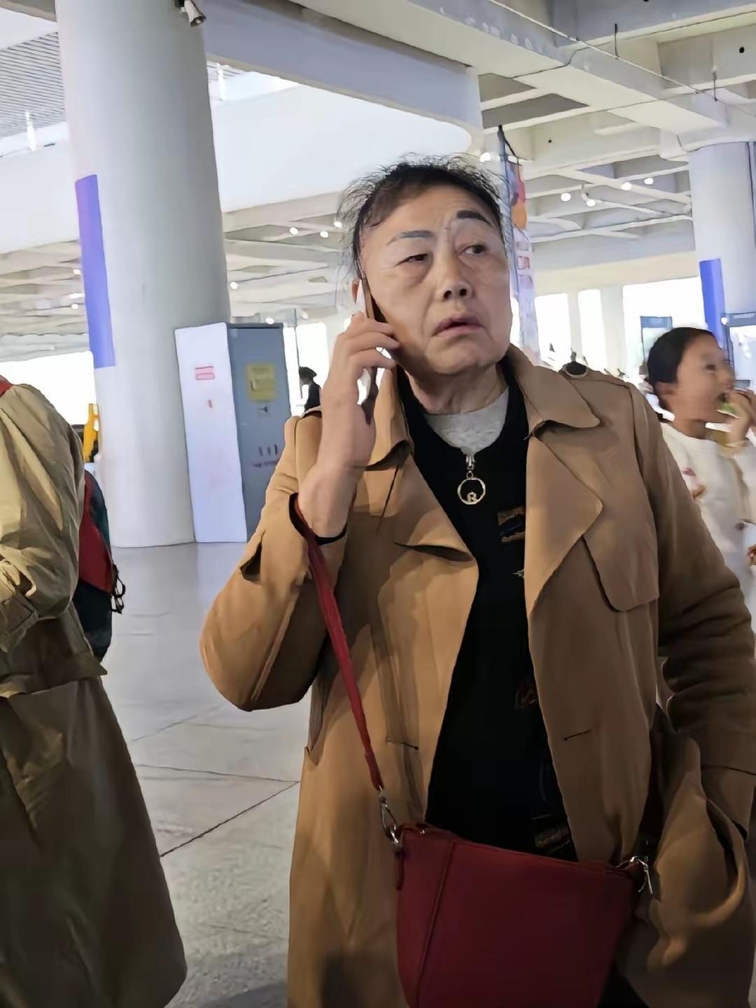 这大姨的眉毛啥情况