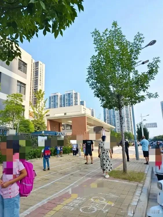 #娃的上学故事#我家娃脑子里只有玩，但是上学可积极了[大笑]，早上学校八点20开