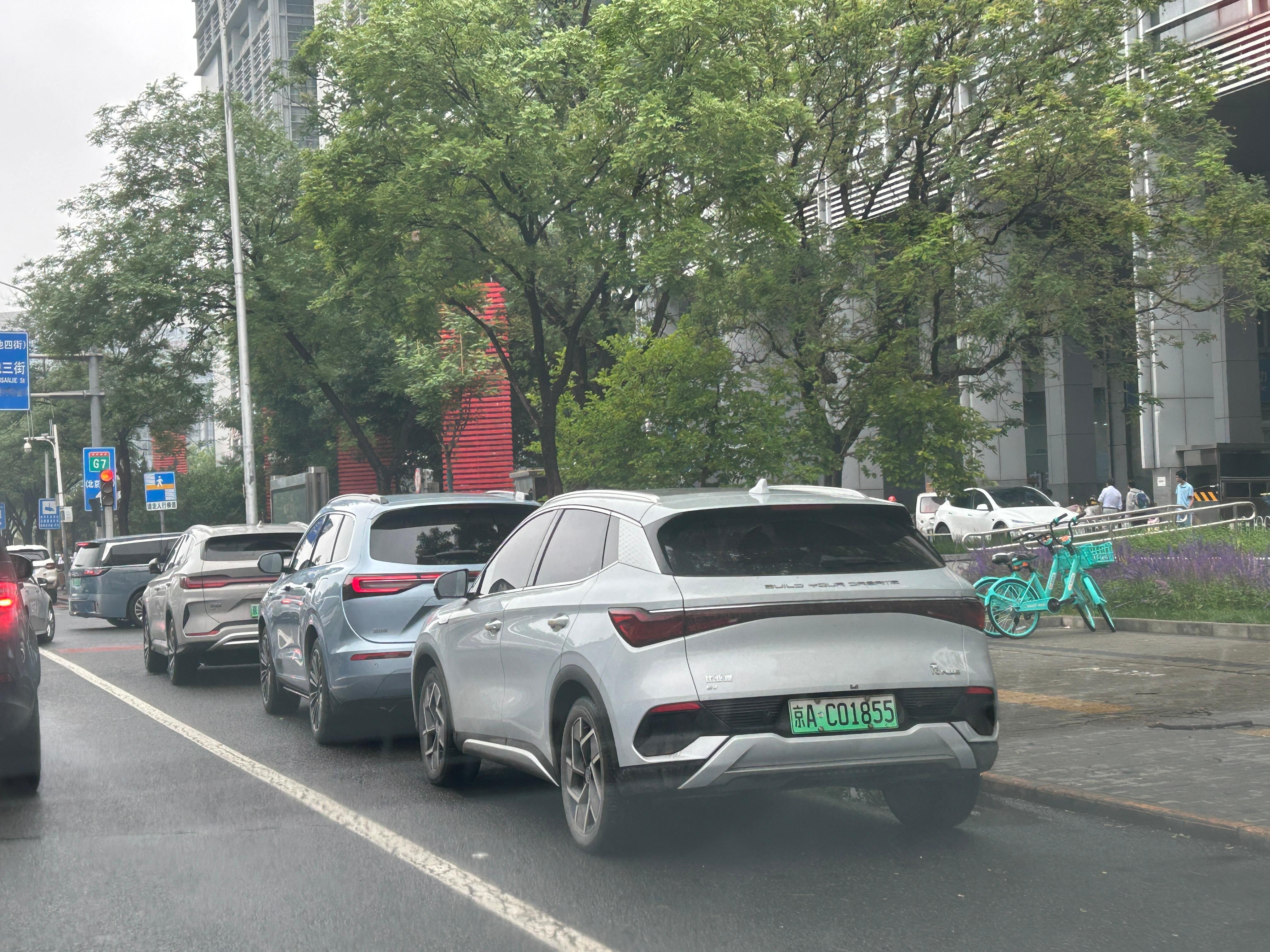 北京市海淀区上地科实大厦西侧长期存在严重违章停车乱象，多次反映没有任何改善 北京