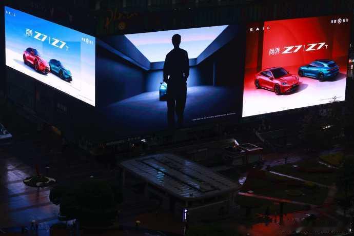 肖战大屏预热肖战代言预热大屏还没正式官宣就直接登陆城市核心地标第一大屏，整幅巨幕