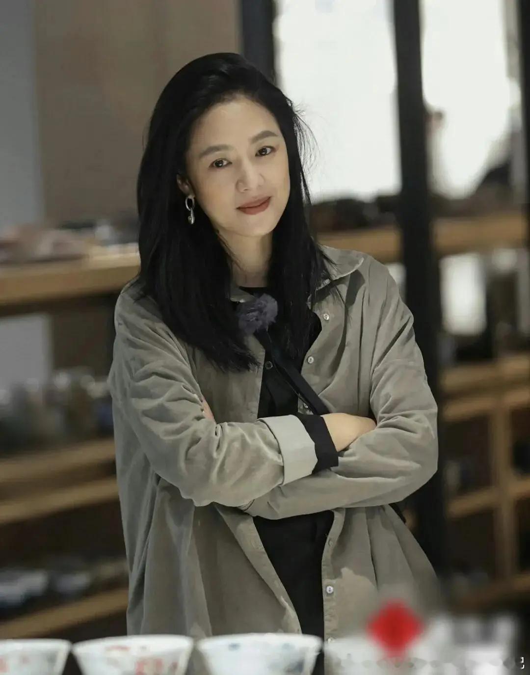 看了48岁周韵的秋日穿搭才明白：中年女人最高级的贵气，是“静”出来的 ​​​