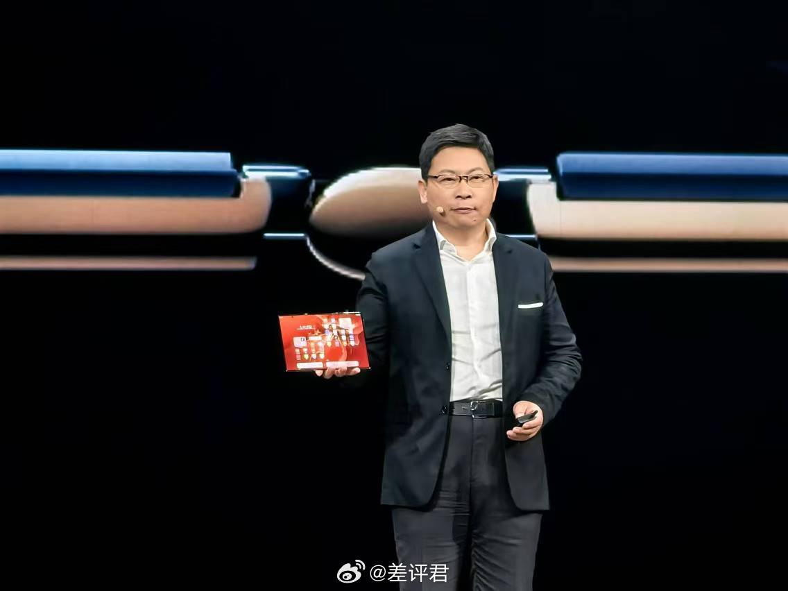 #差评在现场# 直奔主题，余承东拿着华为 Mate XT 非凡大师来了[开学季]