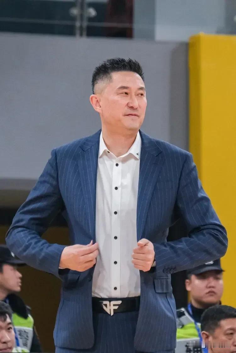杜锋太狡猾了！
1.辽粤大战居然弃用沃特斯，让杨鸣的赛前布置落空了。
2.辽粤大