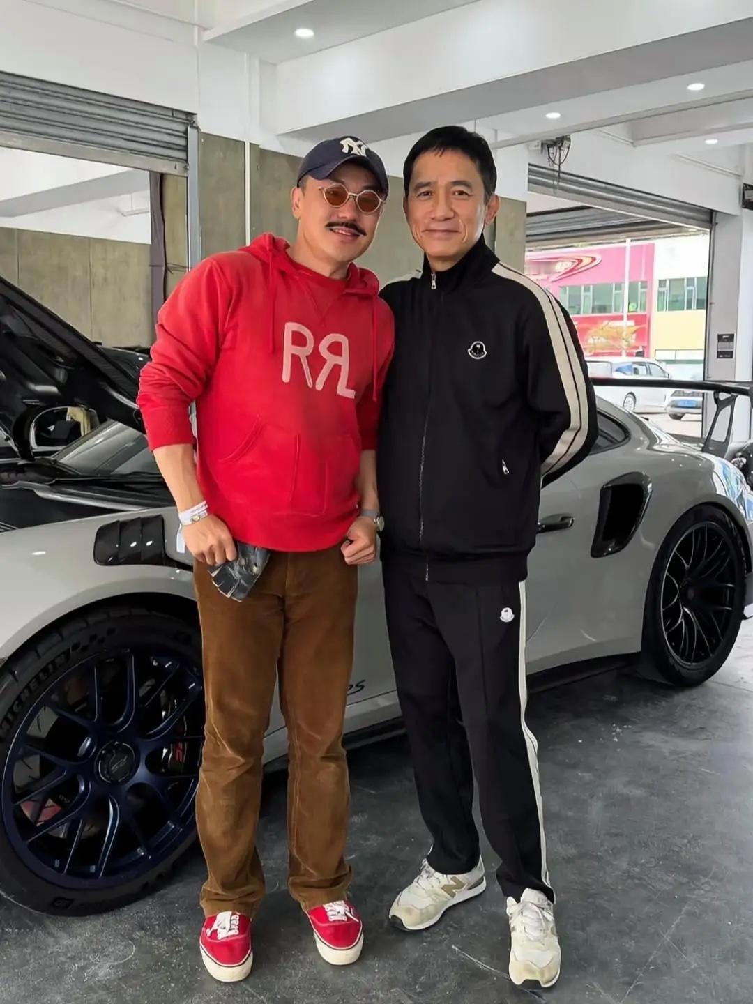 63岁梁朝伟现身一家车行看赛车，他穿着一身休闲服，脸部素颜，身材很瘦，虽然外表苍