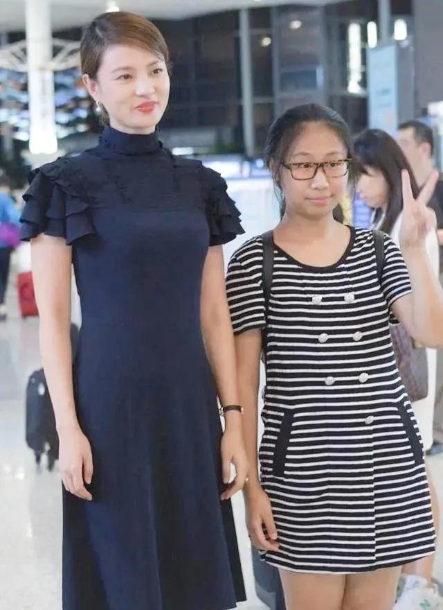 不得不说，央视主持人的条件真是太优越了吧！

尽管她只是淡妆和素雅的衣裙，但是和