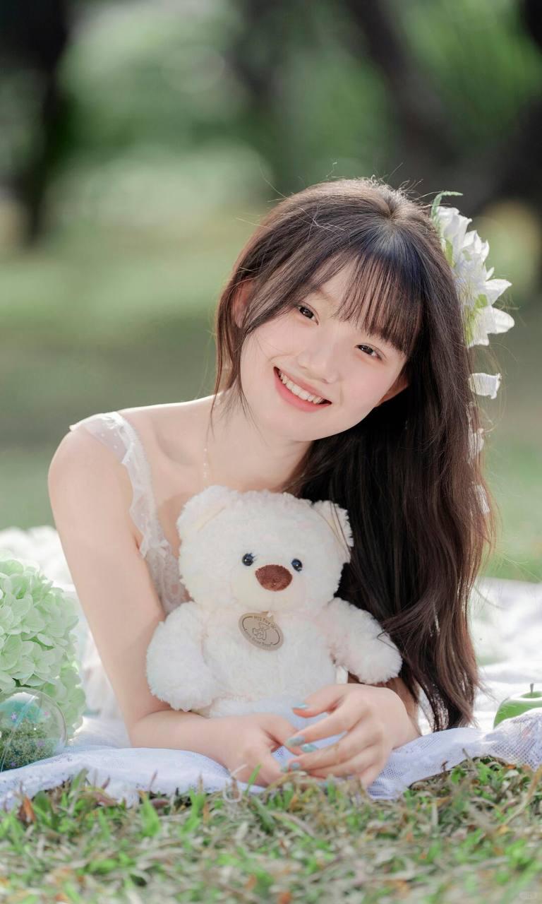 阳光下的甜美少女与她的毛绒小熊🌞🧸💕甜美少女 甜系毛绒写真 毛绒少女照