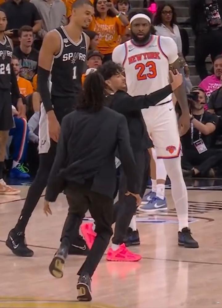 NBA总决赛球迷冲场 一位球迷抑制不住激动直接冲进场地与文班亚马合影！