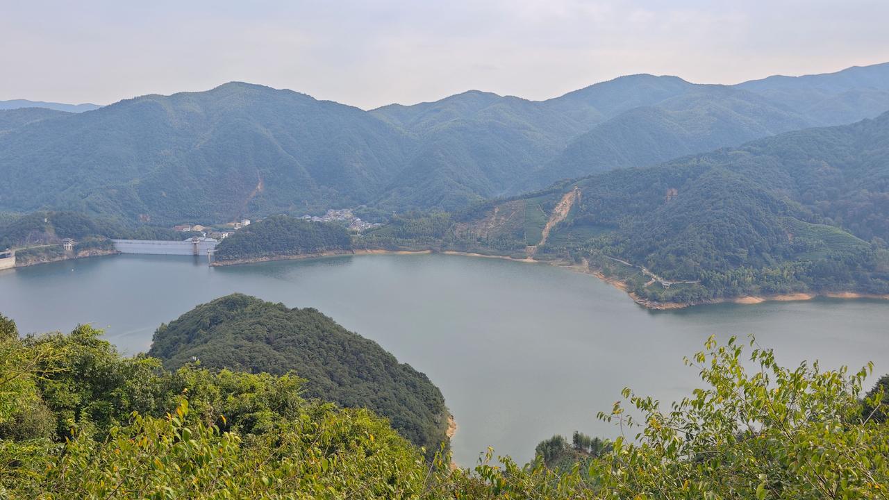 踏入余杭岭湖，才算读懂江南秋天藏着的浪漫。很多人只记得江南春日的烟雨，却忽略了深
