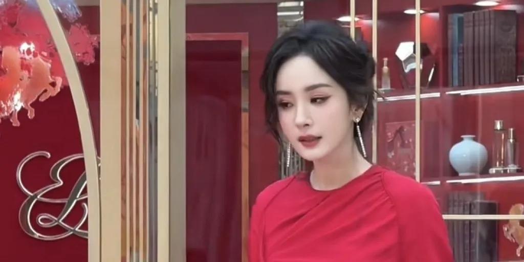 39岁的杨幂现身深圳万象天地，一袭红裙搭配盘发参加线上雅诗兰黛宣传活动，现场人气